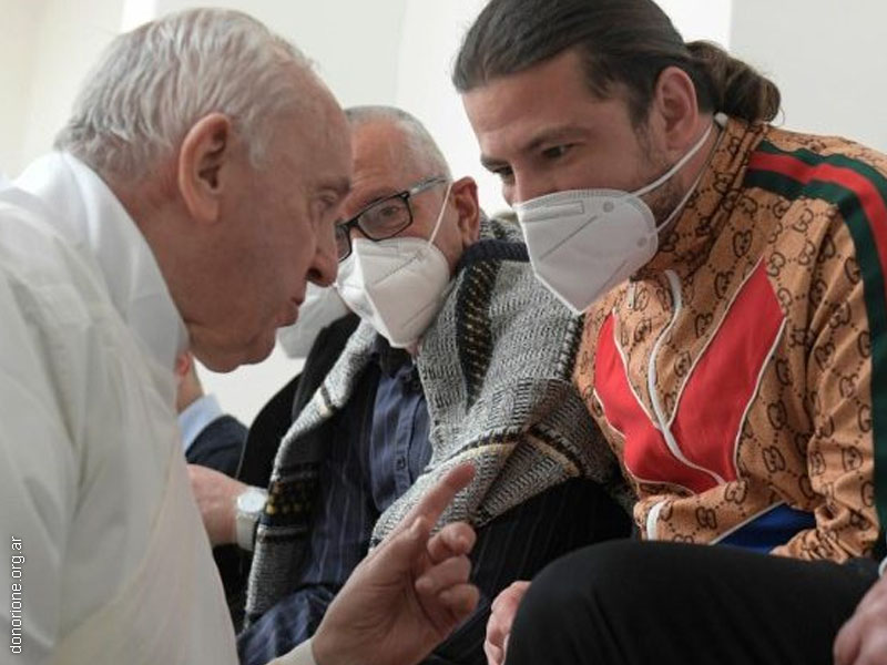 El Papa lava los pies a doce presos entre lagrimas